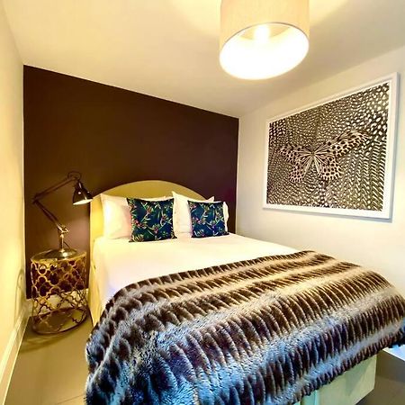 Stunning Apartment - 1 Minute Walk To Poole Quay - Great Location - Free Parking - Fast Wifi - Smart Tv - Newly Decorated - Sleeps Up To 2! Close To Poole & Bournemouth & Sandbanks Bagian luar foto