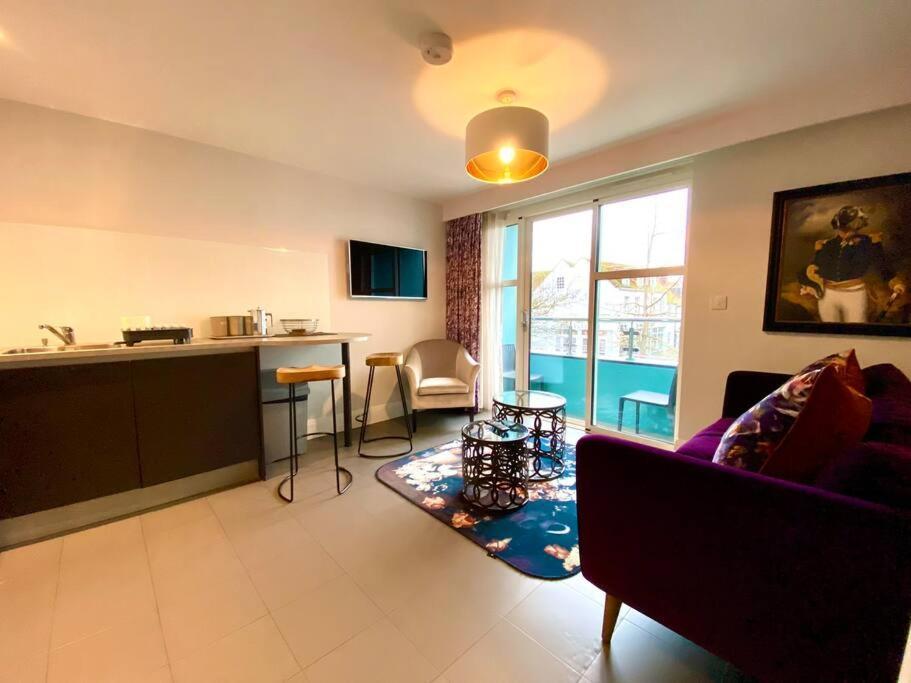 Stunning Apartment - 1 Minute Walk To Poole Quay - Great Location - Free Parking - Fast Wifi - Smart Tv - Newly Decorated - Sleeps Up To 2! Close To Poole & Bournemouth & Sandbanks Bagian luar foto