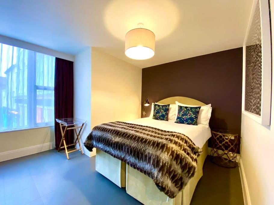 Stunning Apartment - 1 Minute Walk To Poole Quay - Great Location - Free Parking - Fast Wifi - Smart Tv - Newly Decorated - Sleeps Up To 2! Close To Poole & Bournemouth & Sandbanks Bagian luar foto