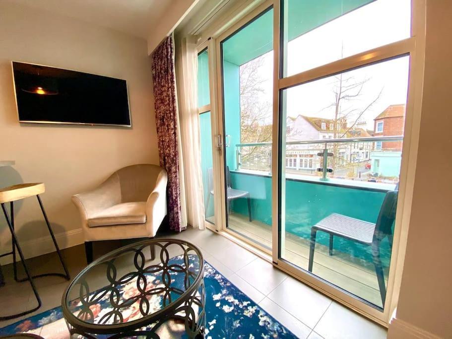 Stunning Apartment - 1 Minute Walk To Poole Quay - Great Location - Free Parking - Fast Wifi - Smart Tv - Newly Decorated - Sleeps Up To 2! Close To Poole & Bournemouth & Sandbanks Bagian luar foto
