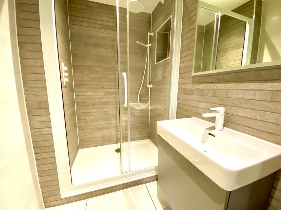 Stunning Apartment - 1 Minute Walk To Poole Quay - Great Location - Free Parking - Fast Wifi - Smart Tv - Newly Decorated - Sleeps Up To 2! Close To Poole & Bournemouth & Sandbanks Bagian luar foto